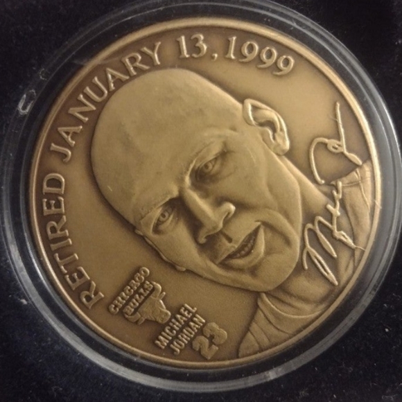 MICHAEL JORDAN SIGNATURE ENGRAVED BULLS MEMORABILIA RETIREMENT COIN&COA &POSTERS - Picture 7 of 17